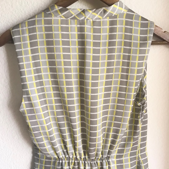 3/$20 - Banana Republic Factory Sleeveless W/ Tie - Picture 2 of 4